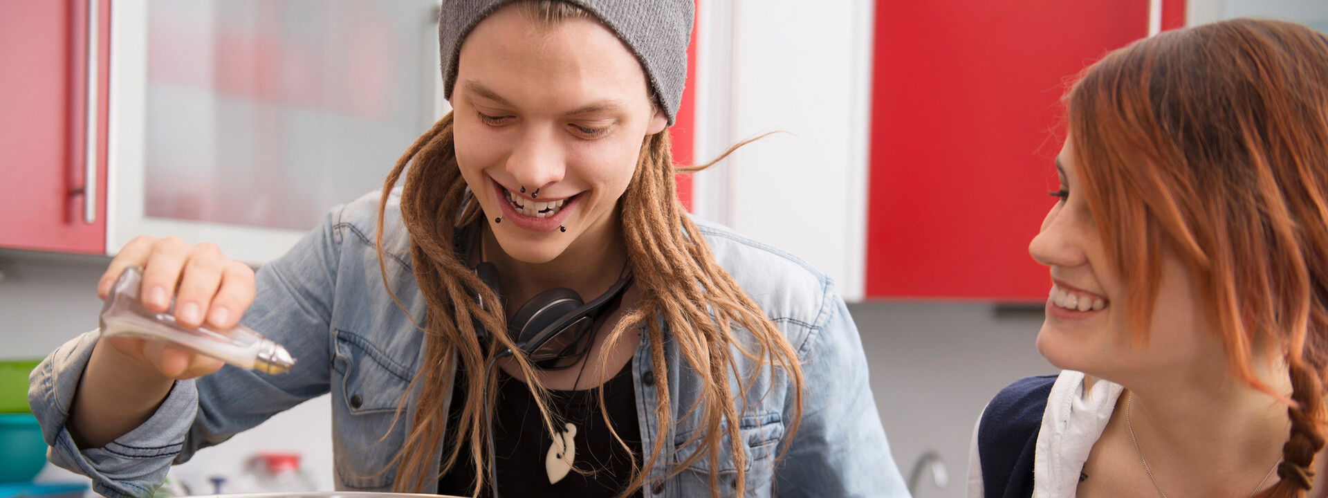 Zwei Studierende kochen gemeinsam