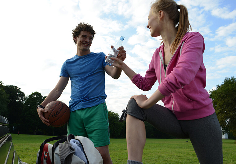 Studierende machen eine Sportpause und trinken 