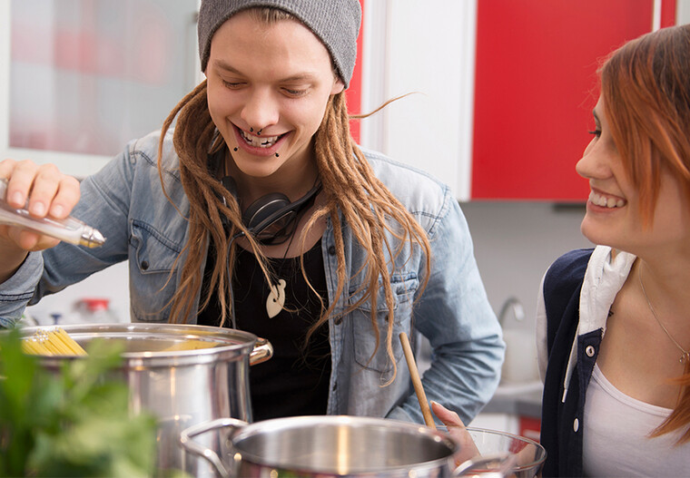 Zwei Studierende kochen gemeinsam