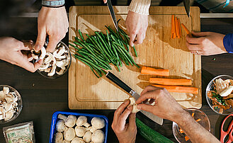 Kochschüler schneiden Gemüse