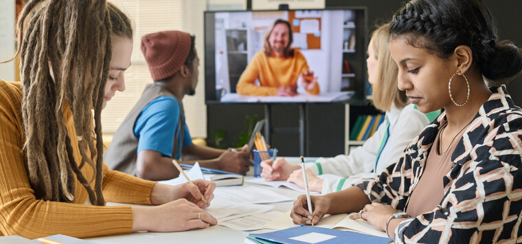 Gruppe Studenten schreiben in einem virtuellen Kurs mit