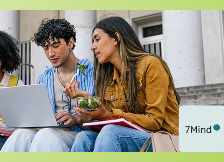 Eine Gruppe Studierender blickt gemeinsam in einen Laptop