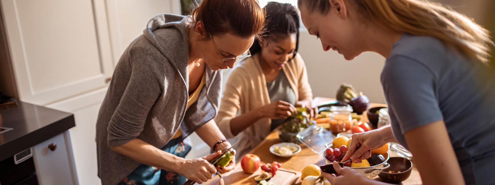 Studenten kochen gemeinsam Essen