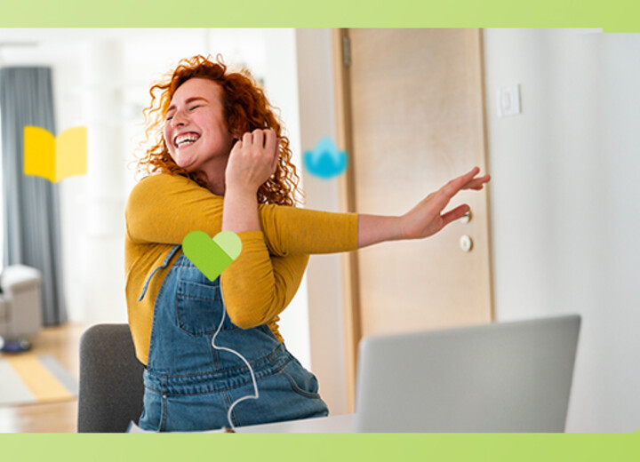 Junge frau sitz am Schreibtisch vor dem Laptop, dehnt sich und sieht glücklich dabei aus