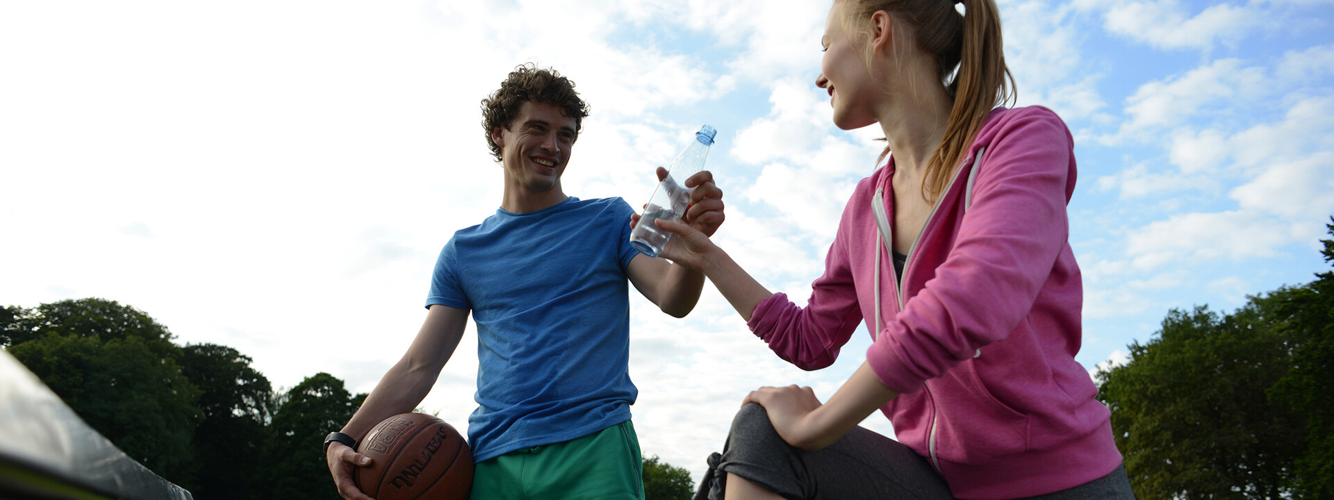 Studierende machen eine Sportpause und trinken 