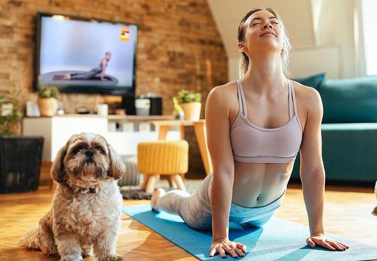 Studentin trainiert auf Yogamatte