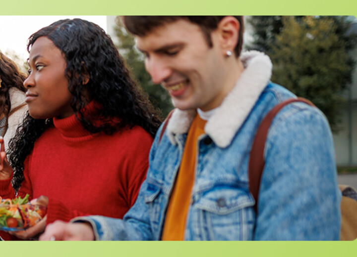 Drei Studierende essen und tauschen sich aus