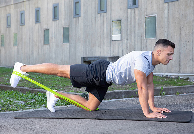 Student trainiert mit Fitnessband