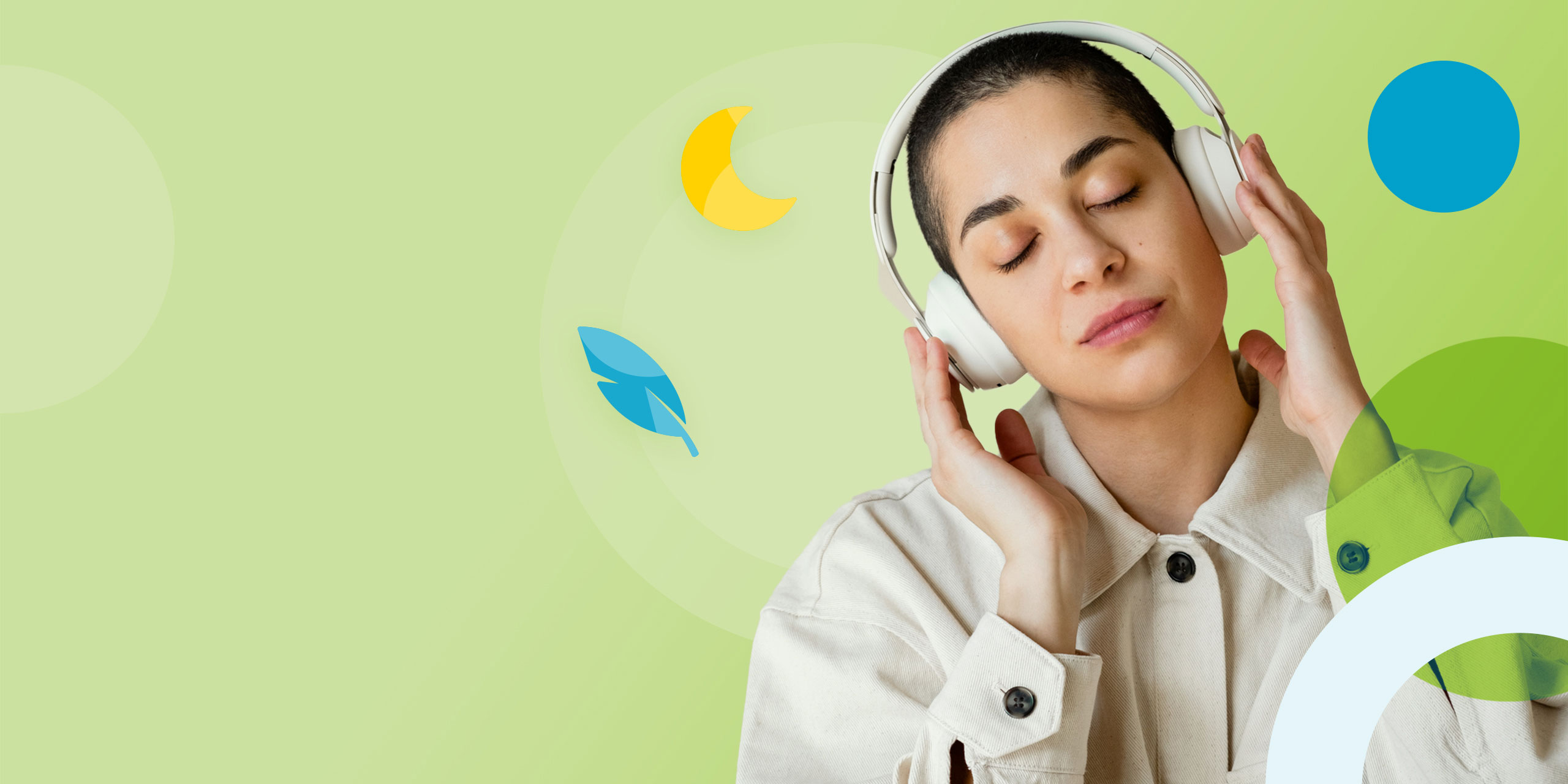 Studentin hört entspannt Meditationsübungen