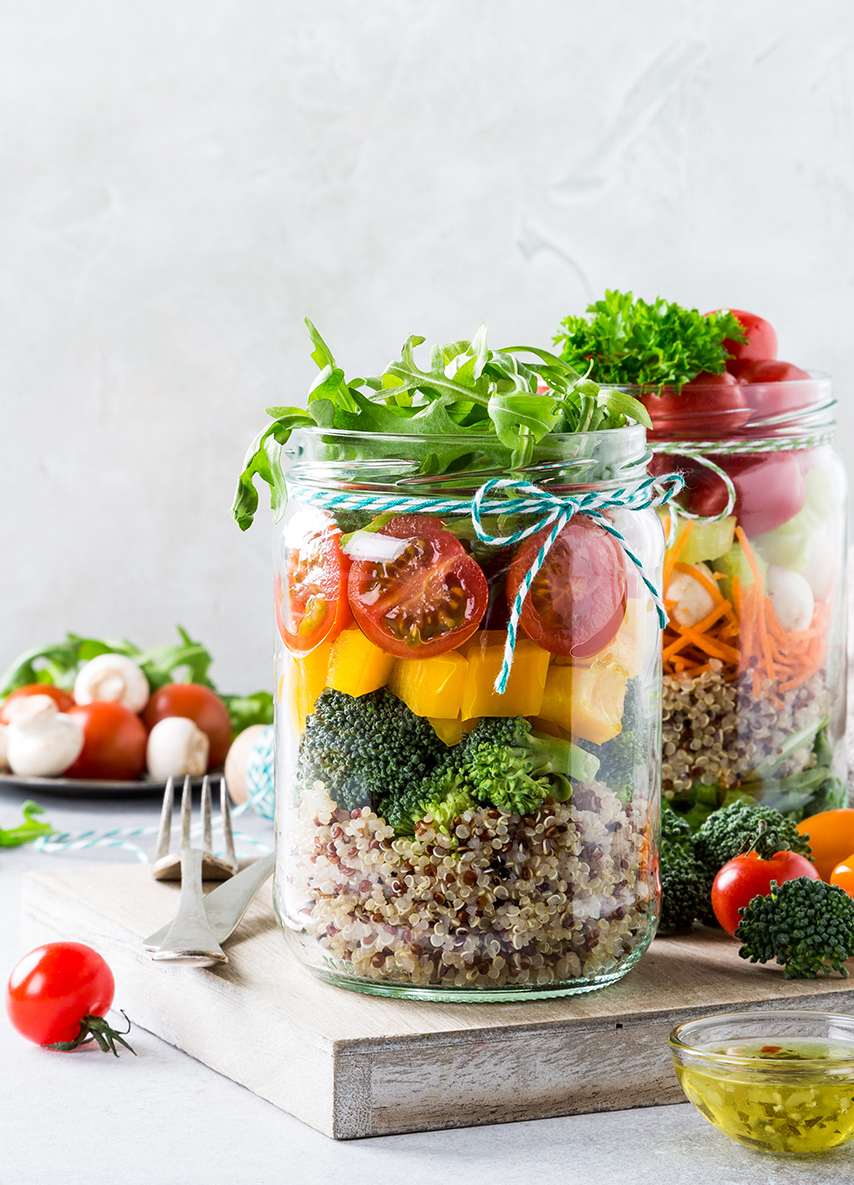 Quinoa und Gemüse in einem Glas
