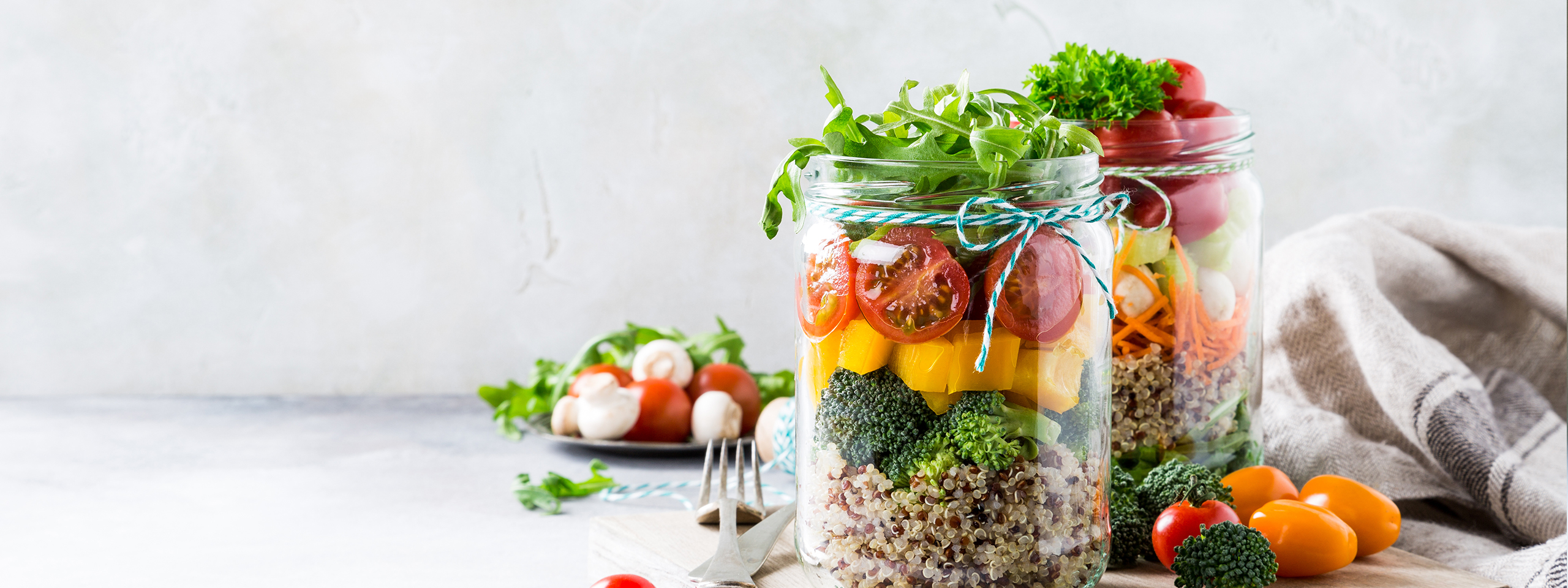 Quinoa und Gemüse in einem Glas