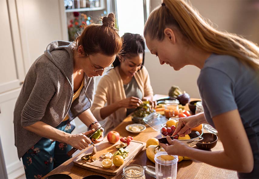 Studenten kochen gemeinsam Essen