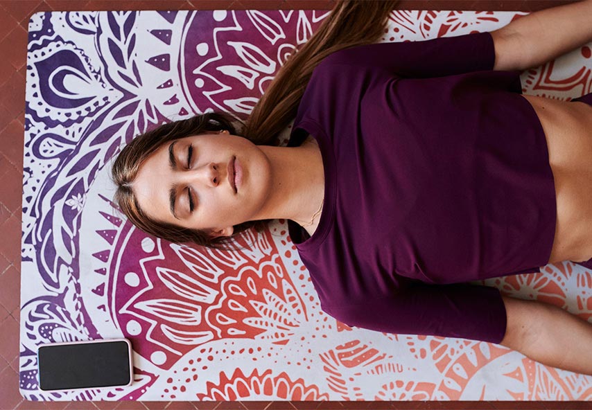 Studentin entspannt sich auf Yogamatte