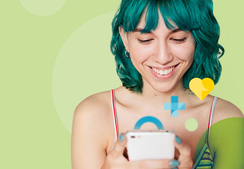 Studentin nutzt ihr Smartphone
