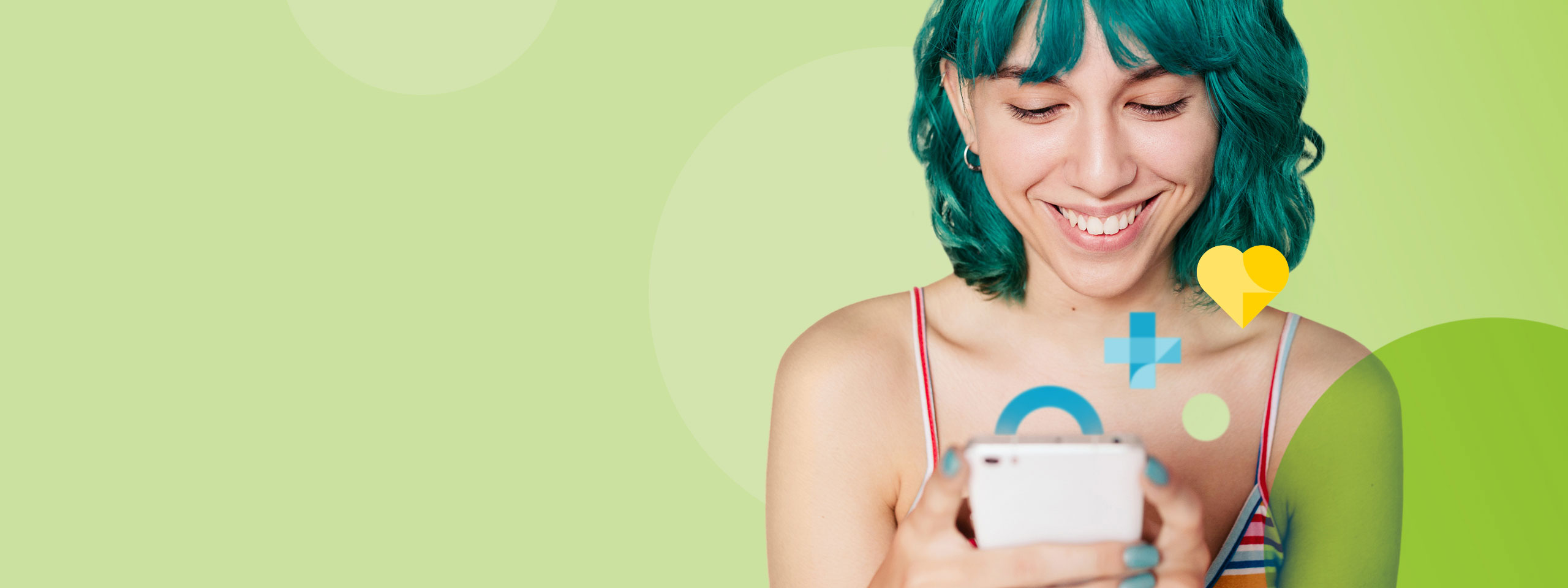 Studentin nutzt ihr Smartphone