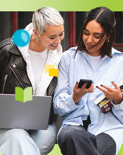 Zwei Studentinnen schauen auf ein Smartphone.