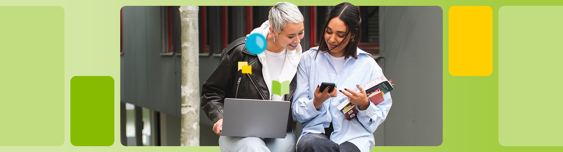 Zwei Studentinnen schauen auf ein Smartphone