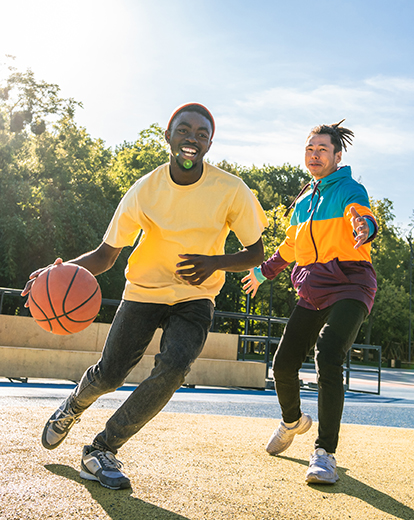Drei Menschen beim Basketball spielen