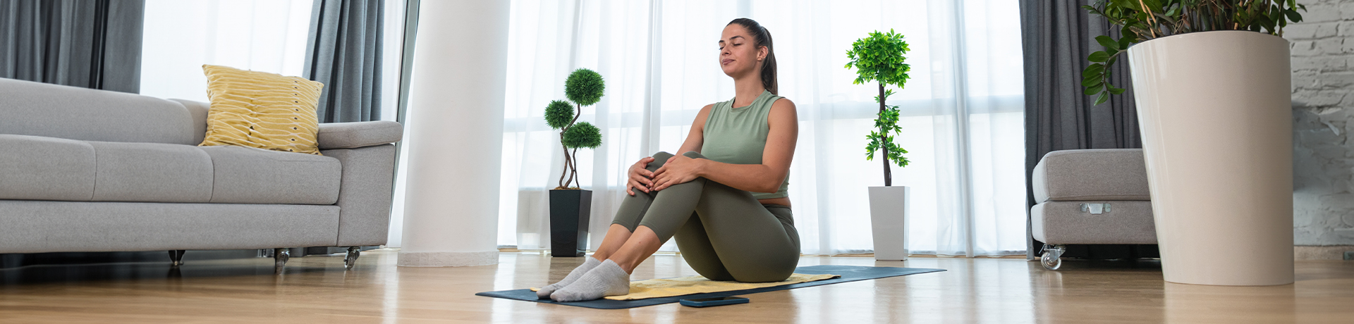 Frau auf Yoga Matte am entspannen