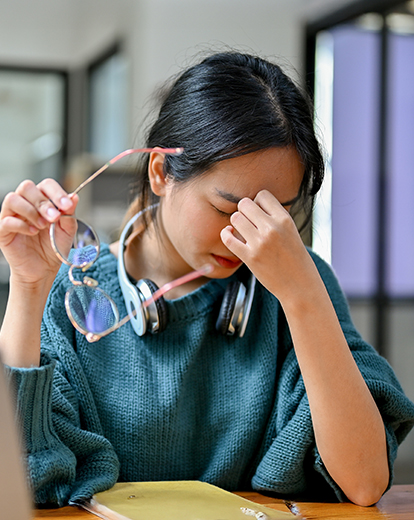 Junge Frau reibt sich müde die Augen