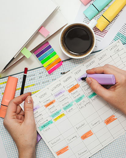 Terminplaner wird mit Textmarker markiert