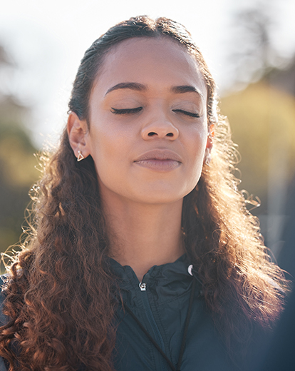 Junge Frau mit geschlossenen Augen