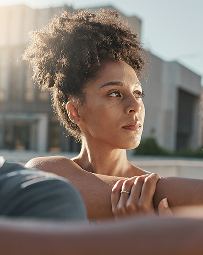 Junge Frau schaut nachdenklich