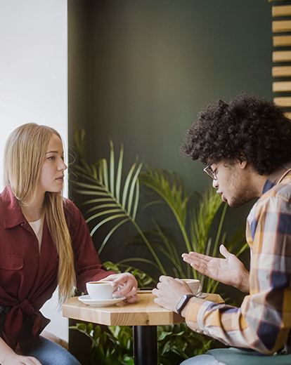 Frau und Mann diskutieren