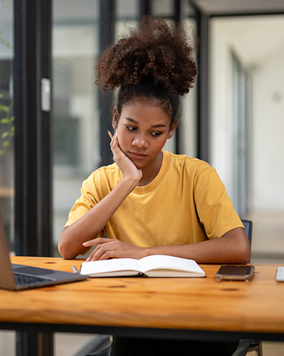 Frau hat unzufrieden ihren Kopf in die Hände gestützt