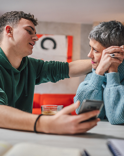  Junger Mann spricht mit älterer Frau 