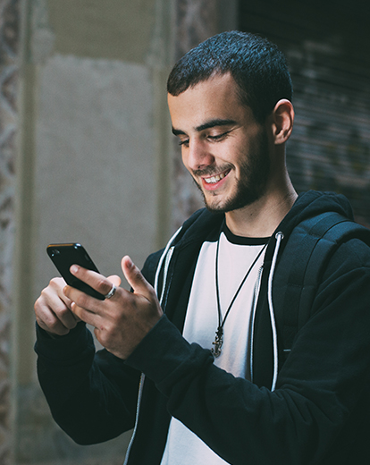 Junger Mann mit Handy in der Hand