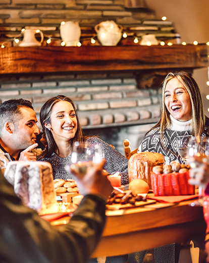 Mehrere Menschen an Weihnachten beim Essen