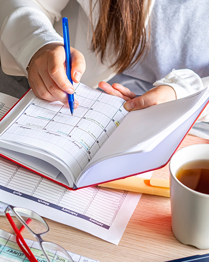 Stift markiert etwas in einem Kalender