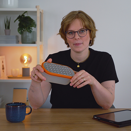 Frau an Tisch