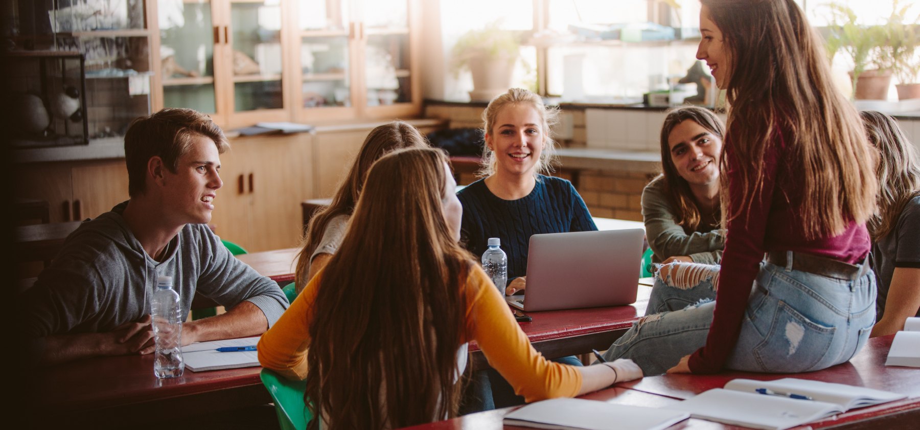 Gruppe Studentin diskutieren