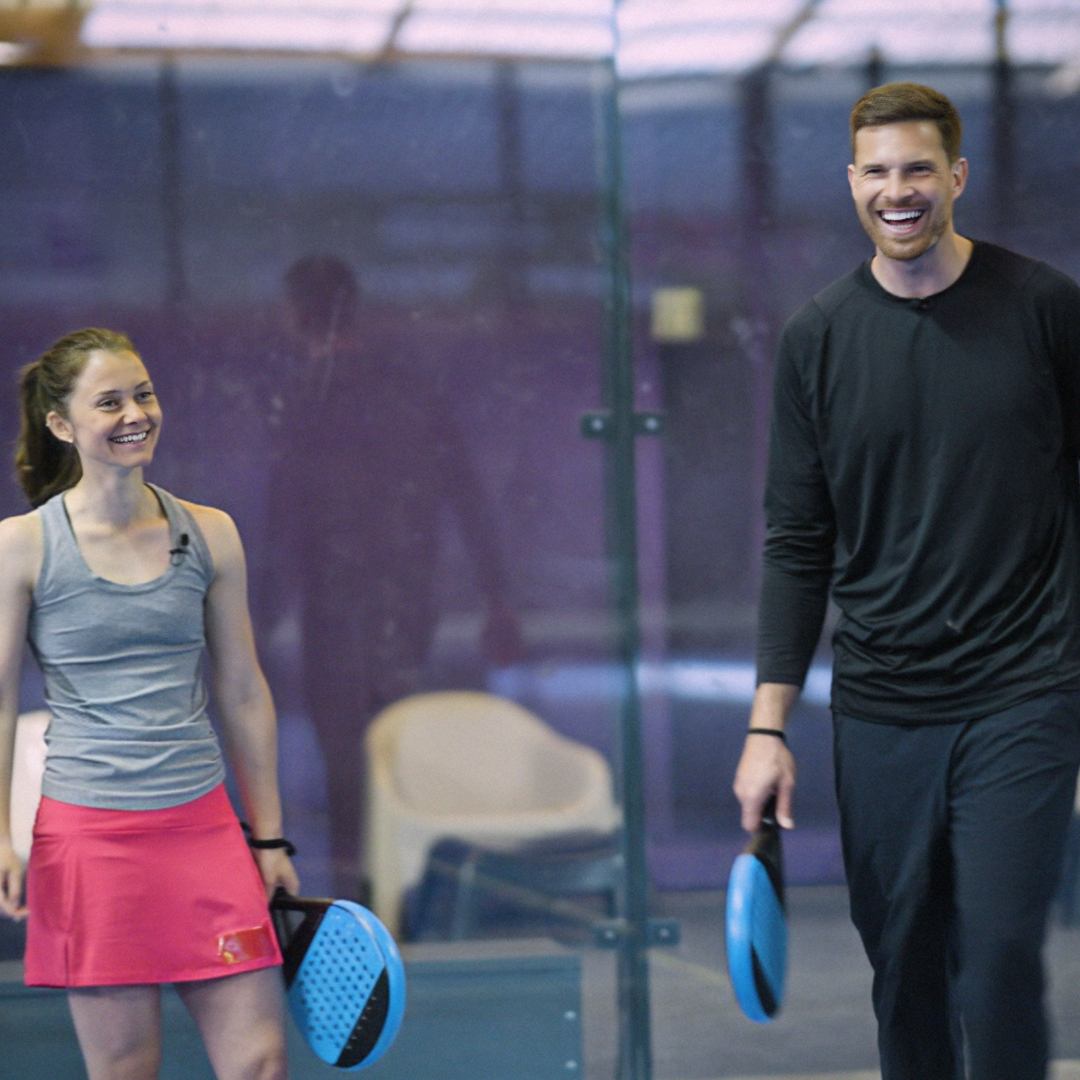 Sportwissenschaftler Thomas Armbrecht und Padelspielerin Lara Büttner auf dem Padelcourt