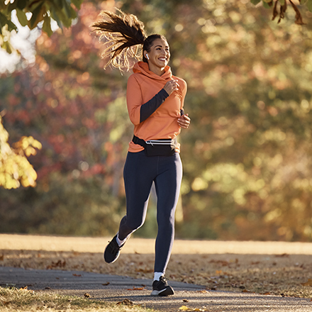 Frau im Wald beim Joggen