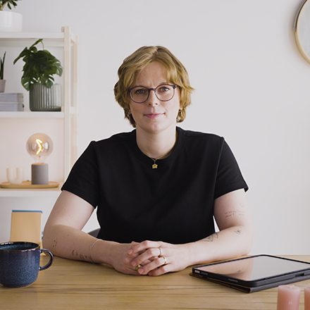 Frau an Schreibtisch
